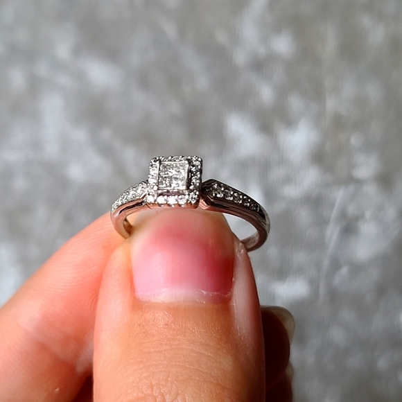 White Gold Diamond Ring - Picture 5 of 10
